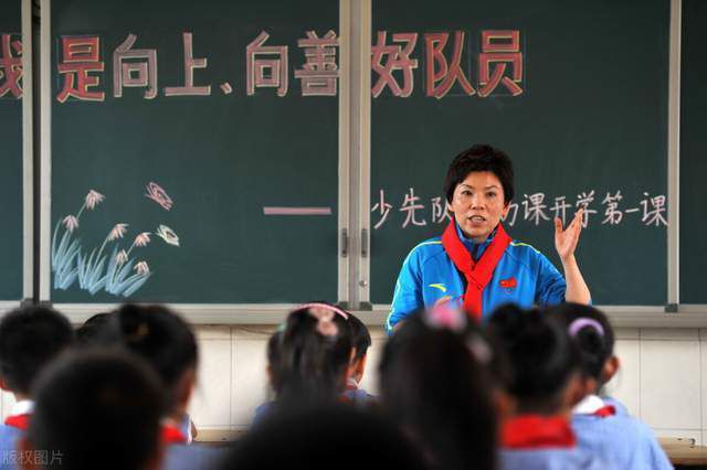 而熟习影史的片子迷则会告知你，美国四十年月的玄色片子门户是如何的。